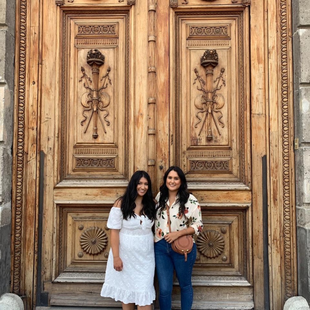 Meet your Poshers, Leslie & Izys